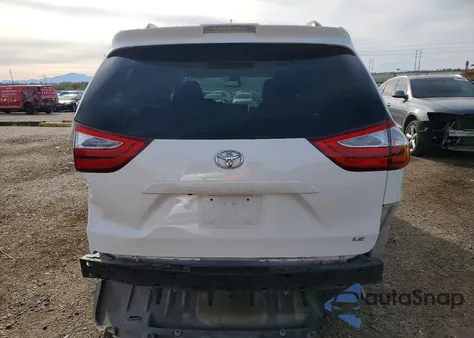 2018 Toyota Sienna Le z USA, uszkodzony, nr VIN 5TDKZ3DC8JS953252